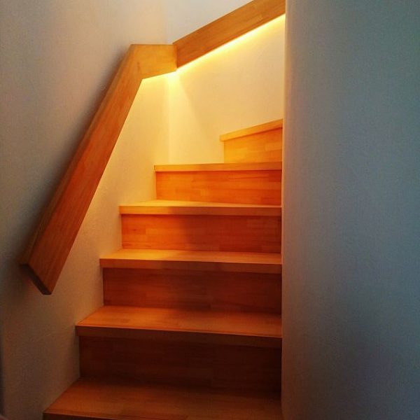 手すり埋め込み型LED照明による階段