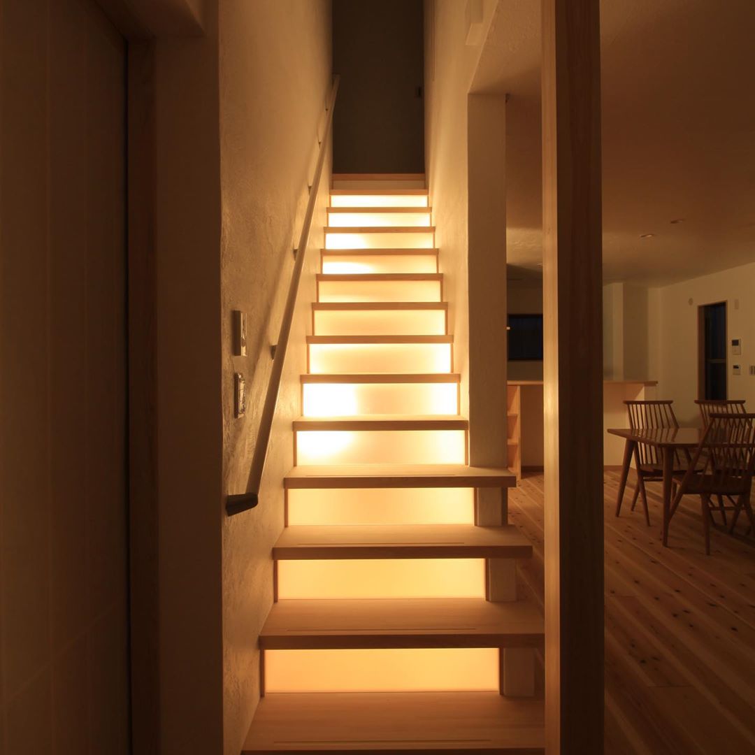 階段の照明は、手すり埋め込み型間接LED照明で | 北国で大きな窓と高断熱の家を建てる！